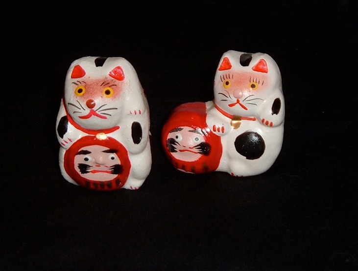 Cat w:daruma center or side